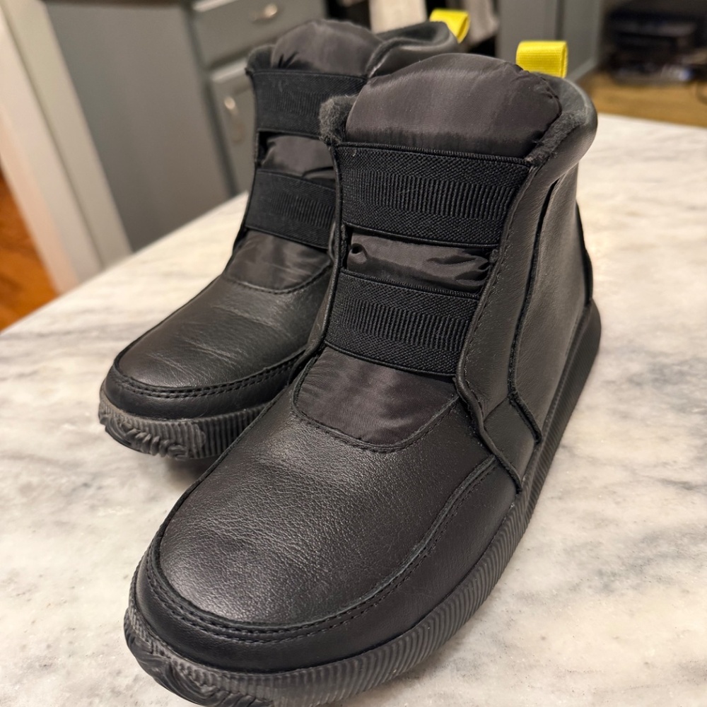 Sorel Out N About Mid Boot size 9.5